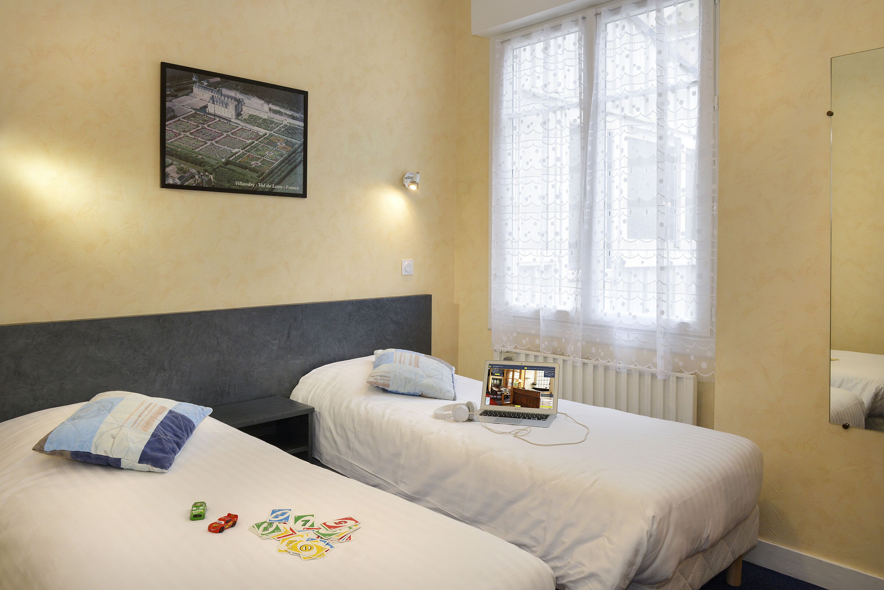 quadruple room | in-room safe, desk, soundproofing, free wifi