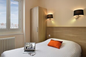 Habitación doble económica | Caja de seguridad en la habitación, escritorio y insonorización 