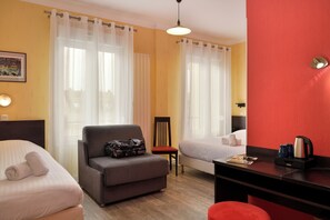 四人房 | 客房内保险箱、办公桌、隔音、免费 WiFi