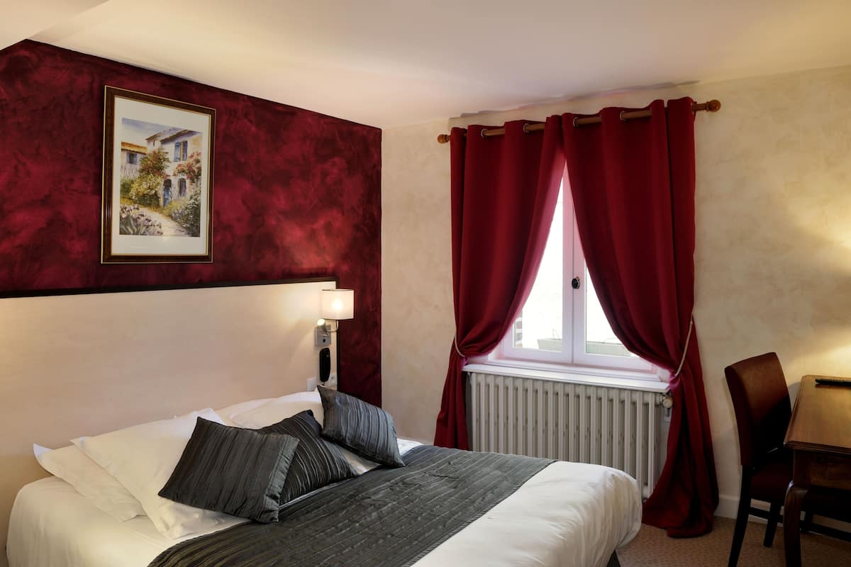Minibar, desk, free cots/infant beds, free WiFi
