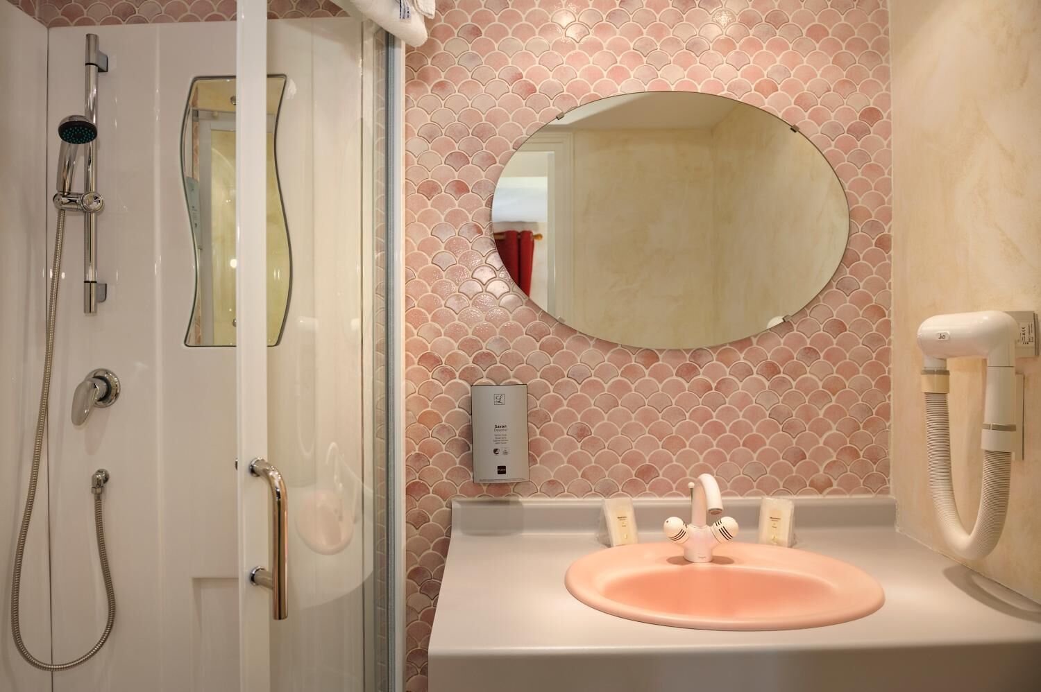 Eenpersoonskamer | Badkamer | Een haardroger, handdoeken
