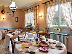 Daily continental breakfast (EUR 12 per person)