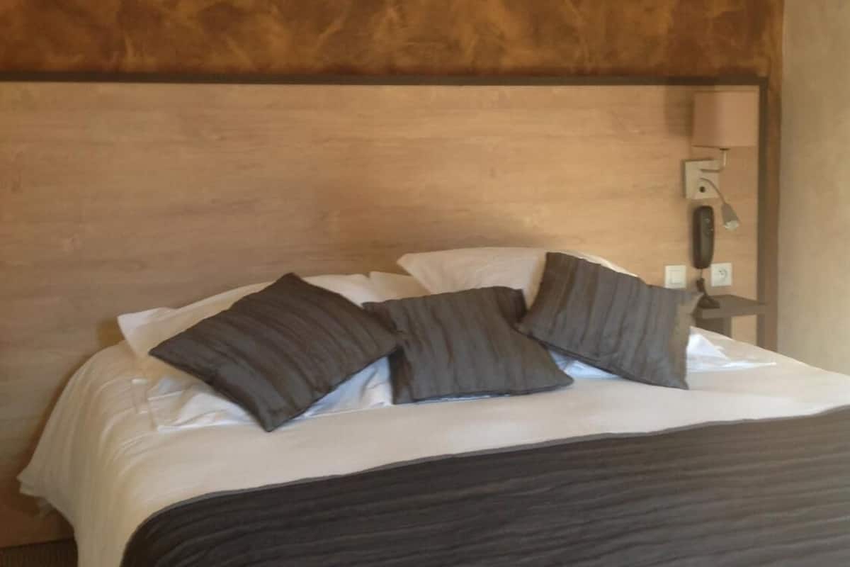 Minibar, desk, free cots/infant beds, free WiFi