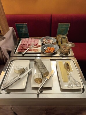 A breakfast tray with various food items and utensils on a table in a restaurant. - La Breche (Amboise)