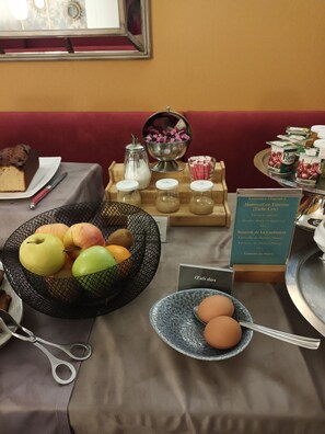 Petit déjeuner buffet servi les week-ends (17 EUR par personne)