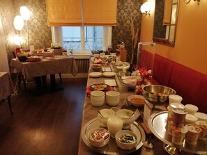 Buffet déjeuner servi en supplément les fins de semaine