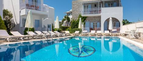 Piscine extérieure, parasols de plage