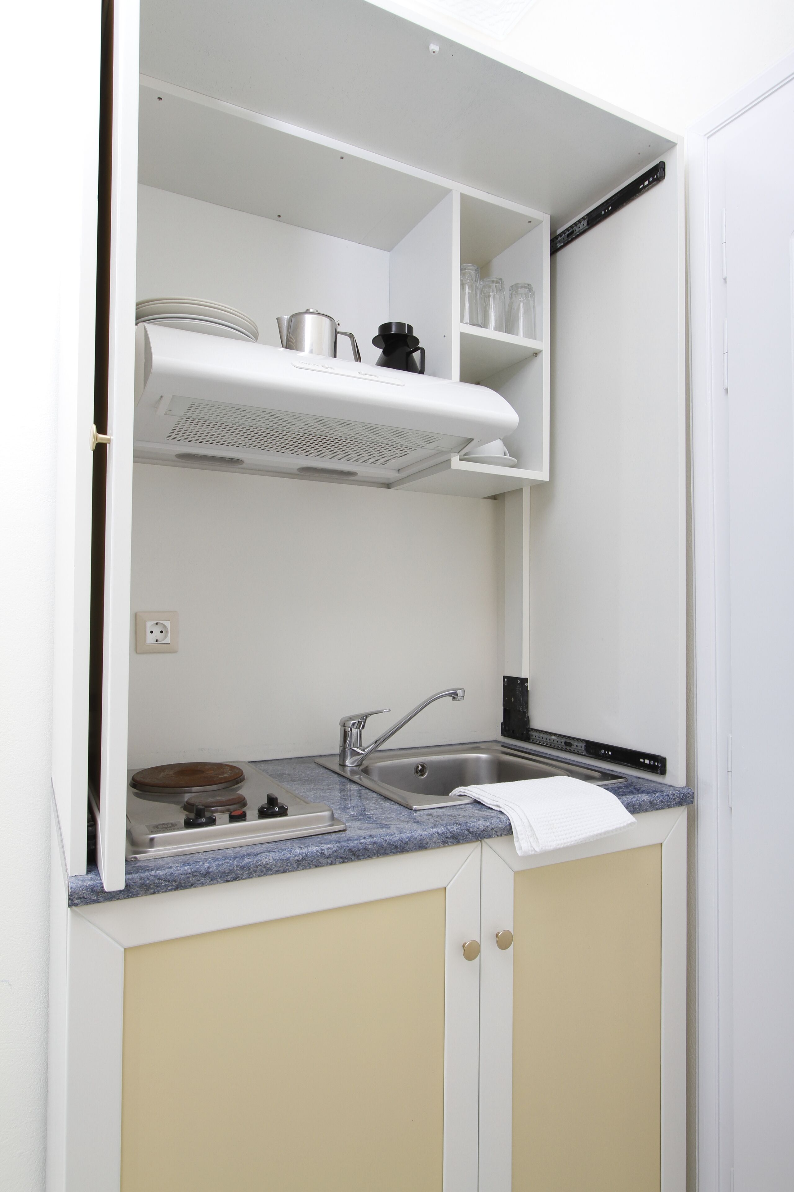 fridge, coffee/tea maker