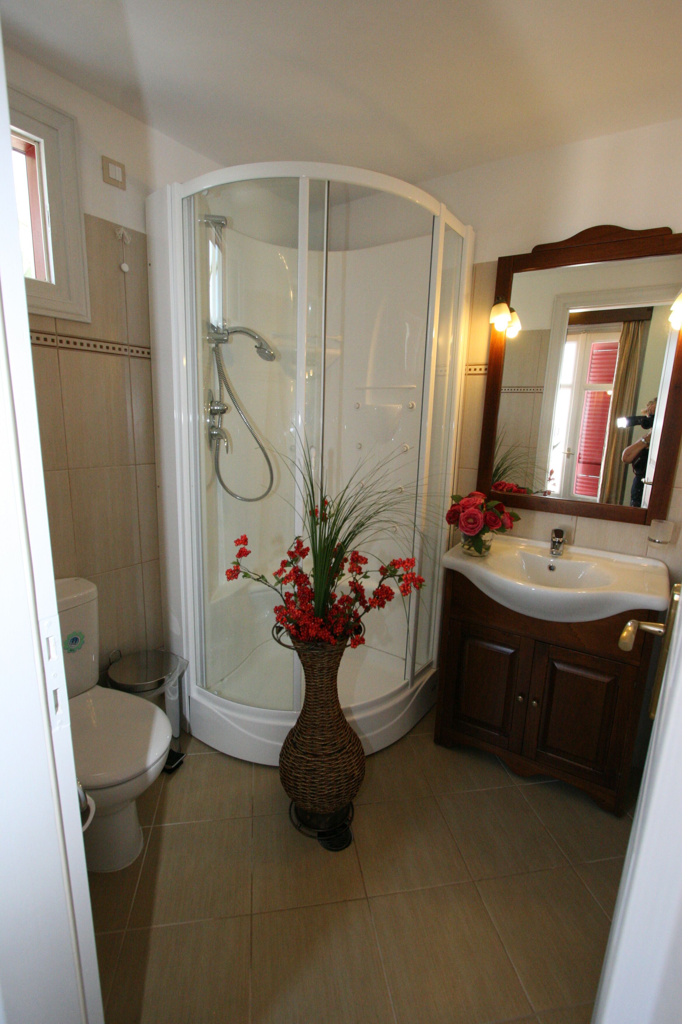 family apartment | bathroom | shower, free toiletries, hair dryer, bidet