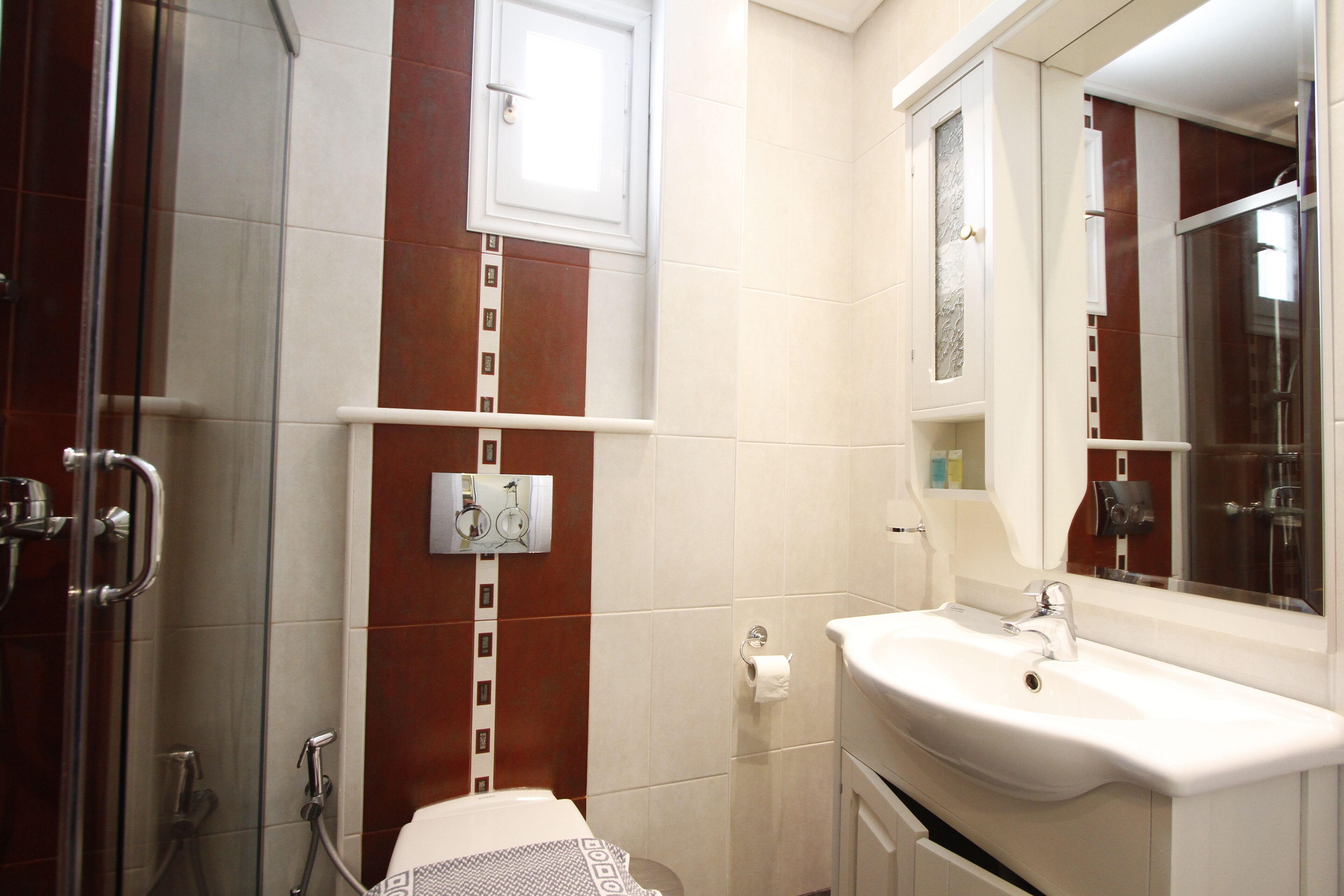 deluxe double or twin room, hot tub | bathroom | shower, free toiletries, hair dryer, bidet