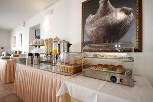 Se ofrece un desayuno bufé todos los días (por un coste adicional)