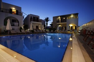 Una piscina al aire libre, sombrillas