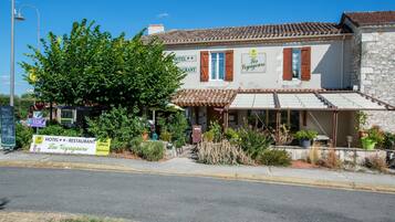 Vista frontal de la propiedad