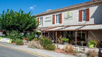 Vista frontal de la propiedad