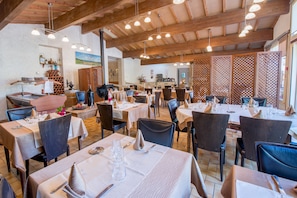 S'hi serveixen esmorzars, dinars, sopars i plats de cuina francesa