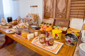 Petit déjeuner continental servi tous les jours en supplément