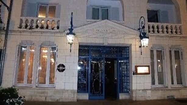 Exterior del Hotel de France, con una entrada destacada, ventanas en arco y una fachada clásica.
