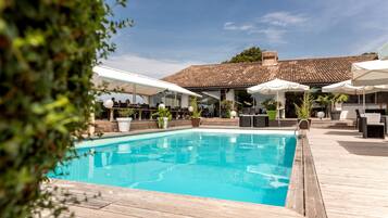 Hồ bơi ngoài trời