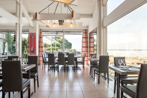 Se sirven comidas, cenas y cocina francesa con vista a la alberca