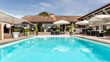 Hồ bơi ngoài trời