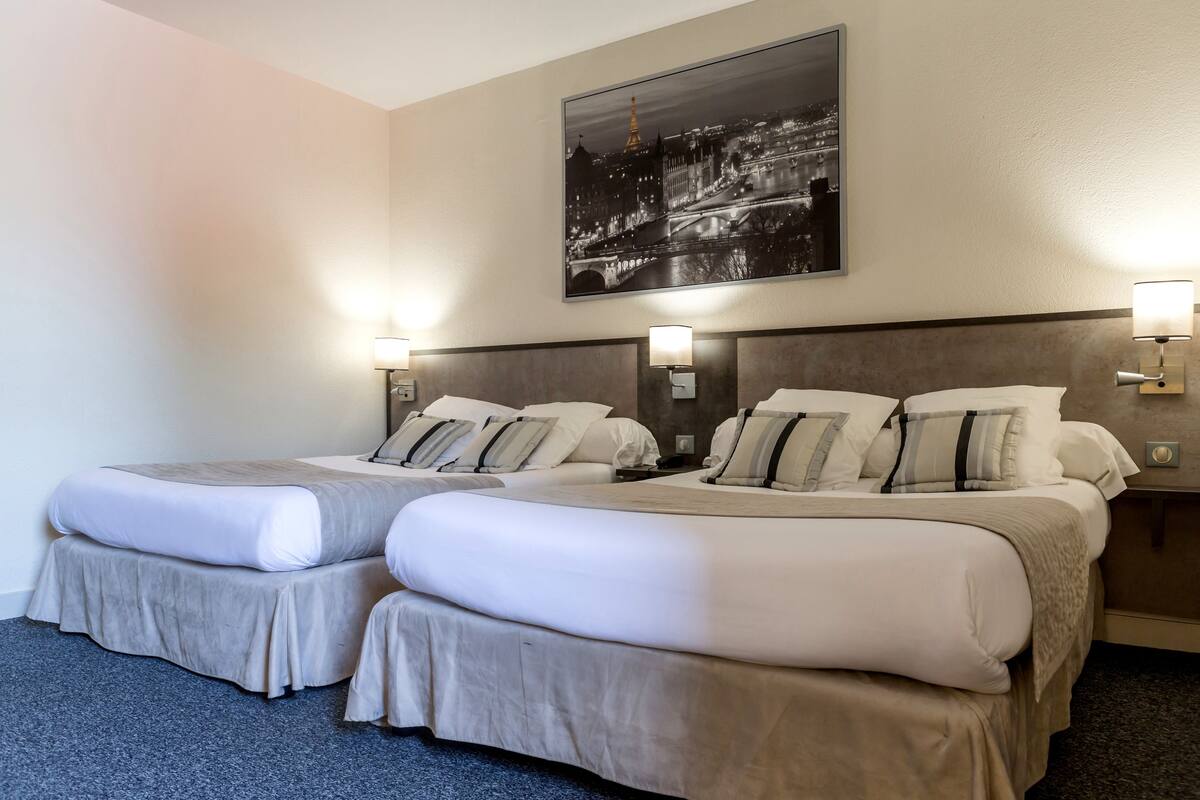 Triple Room | In-room safe, desk, iron/ironing board (on request), WiFi (free)