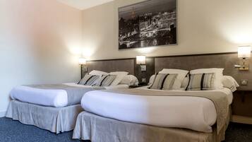 Triple Room | In-room safe, desk, iron/ironing board, free WiFi