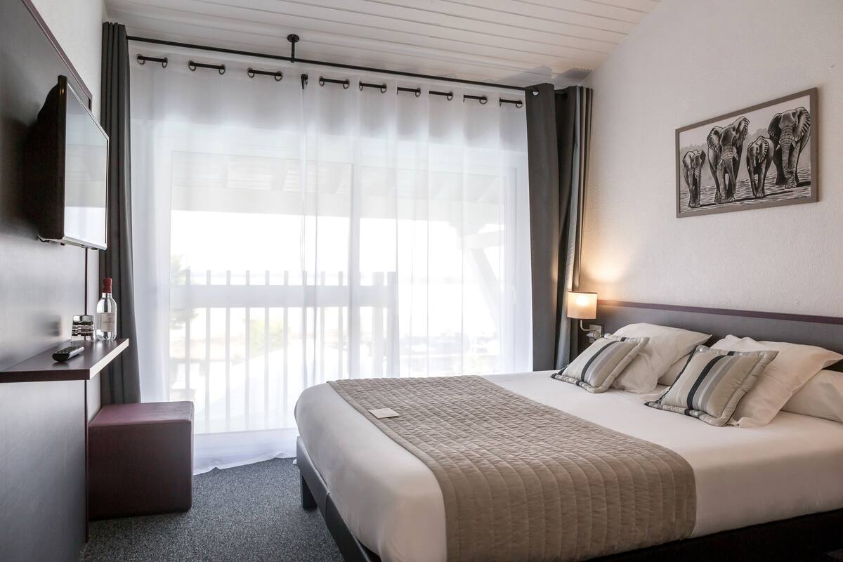 Double Room, Pool View | In-room safe, desk, iron/ironing board (on request), WiFi (free)