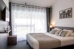 Coffres-forts dans les chambres, bureau, fer et planche à repasser