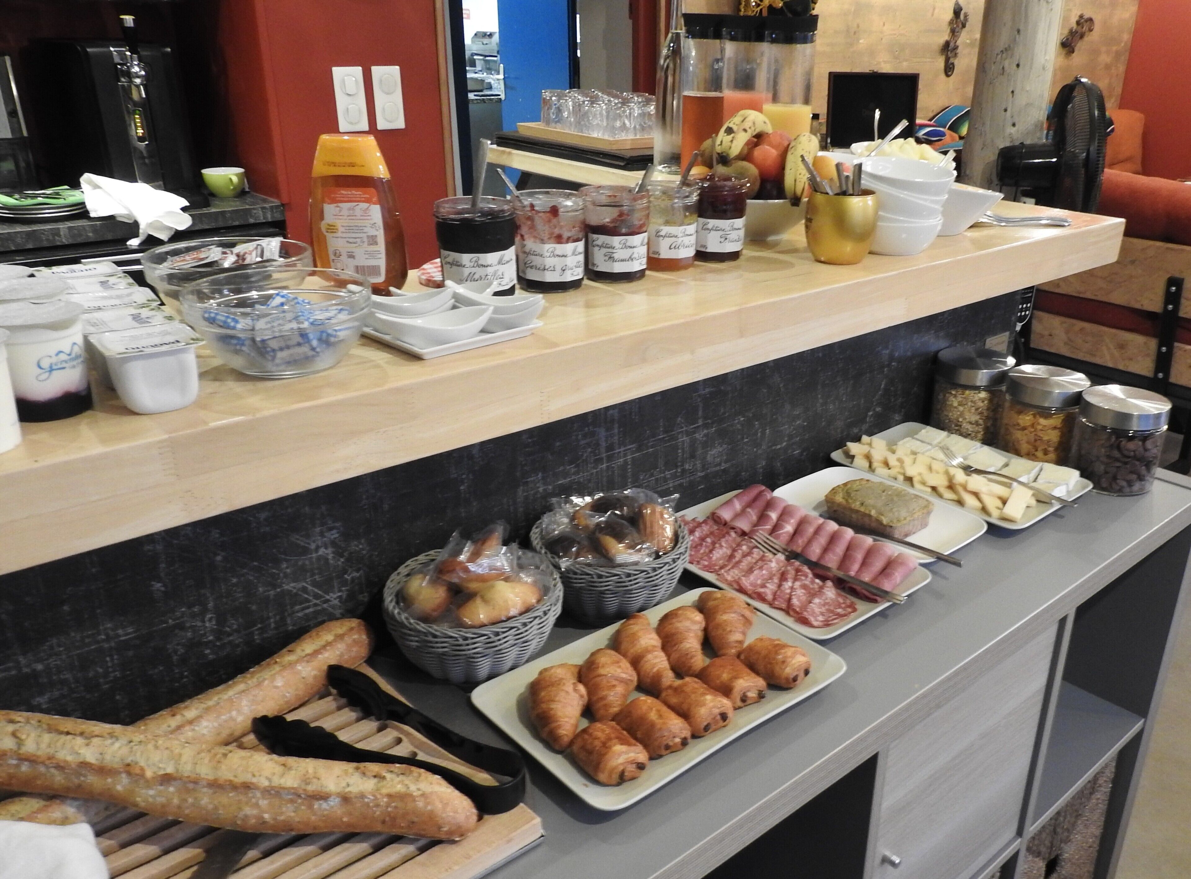 Se ofrece un desayuno bufé todos los días (por un coste adicional)