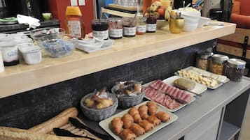 Bữa sáng buffet hàng ngày với phụ phí nhỏ