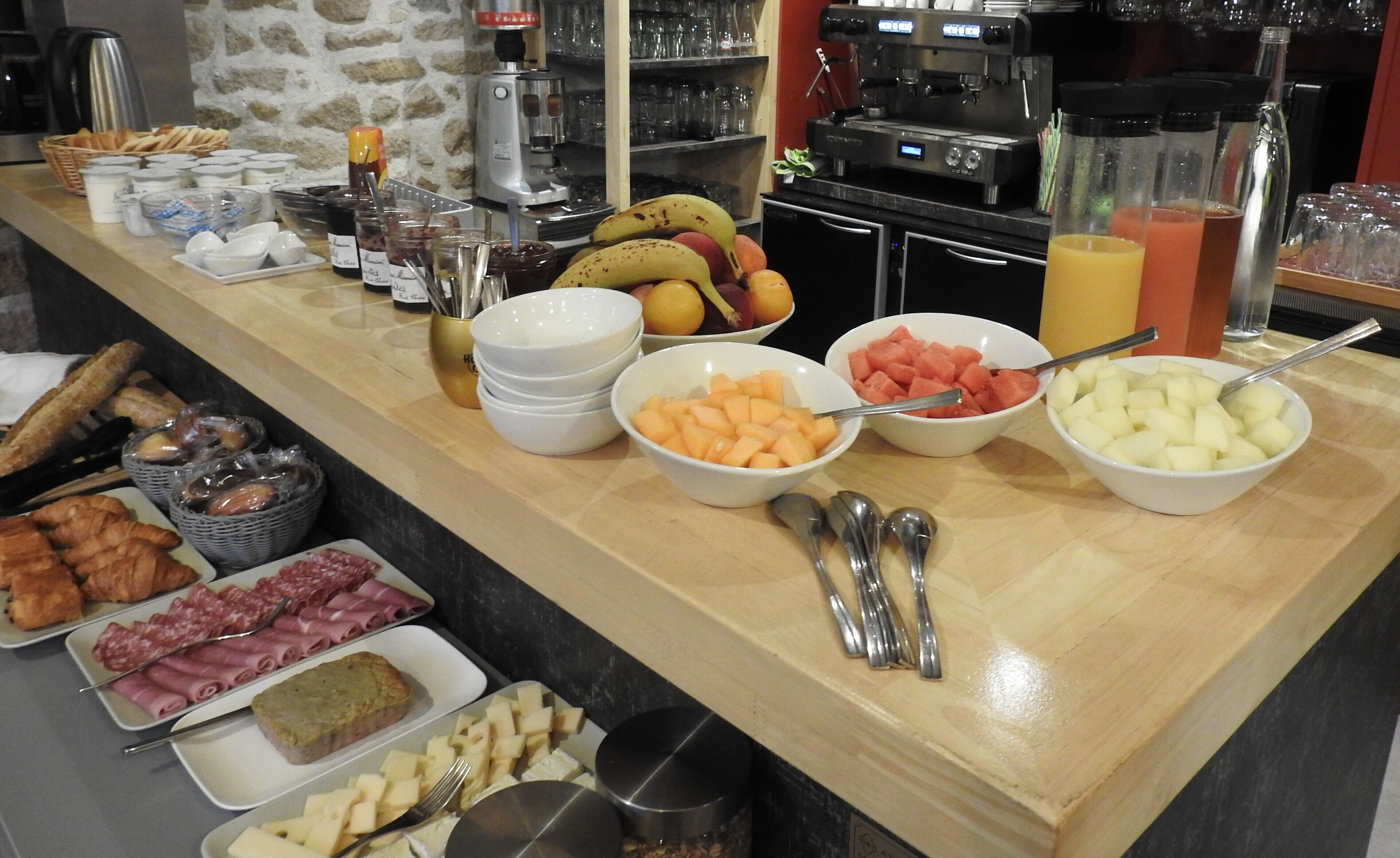 Buffet com diversos alimentos e acompanhamentos.
