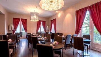 Petit déjeuner buffet (12 EUR par personne)