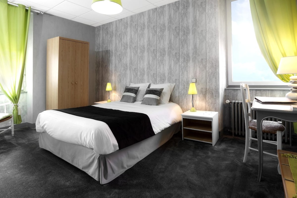 Desk, free WiFi, bed sheets