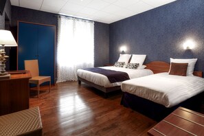Desk, free WiFi, bed sheets - Hôtel Les Voyageurs (La Coquille)