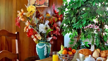 Desayuno continental (EUR 8.00 por persona)