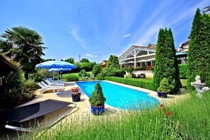 Outdoor pool - Hôtel Les Voyageurs (La Coquille)