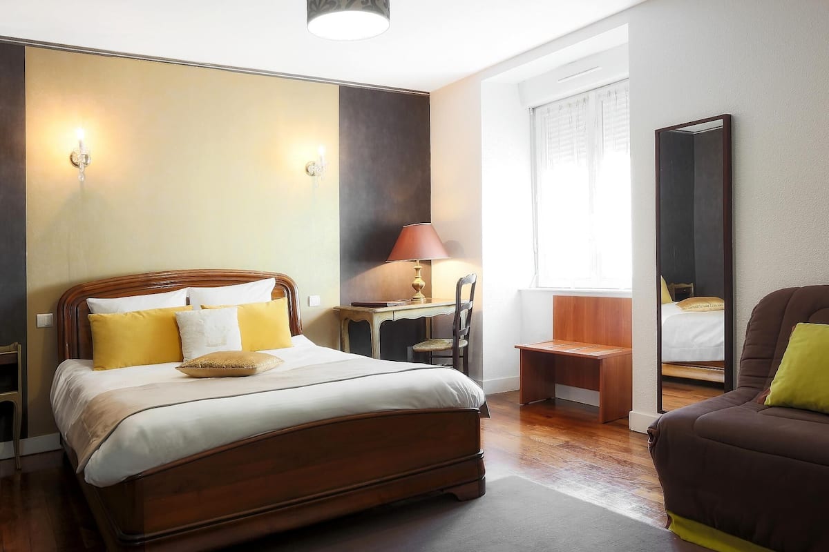 Desk, free WiFi, bed sheets