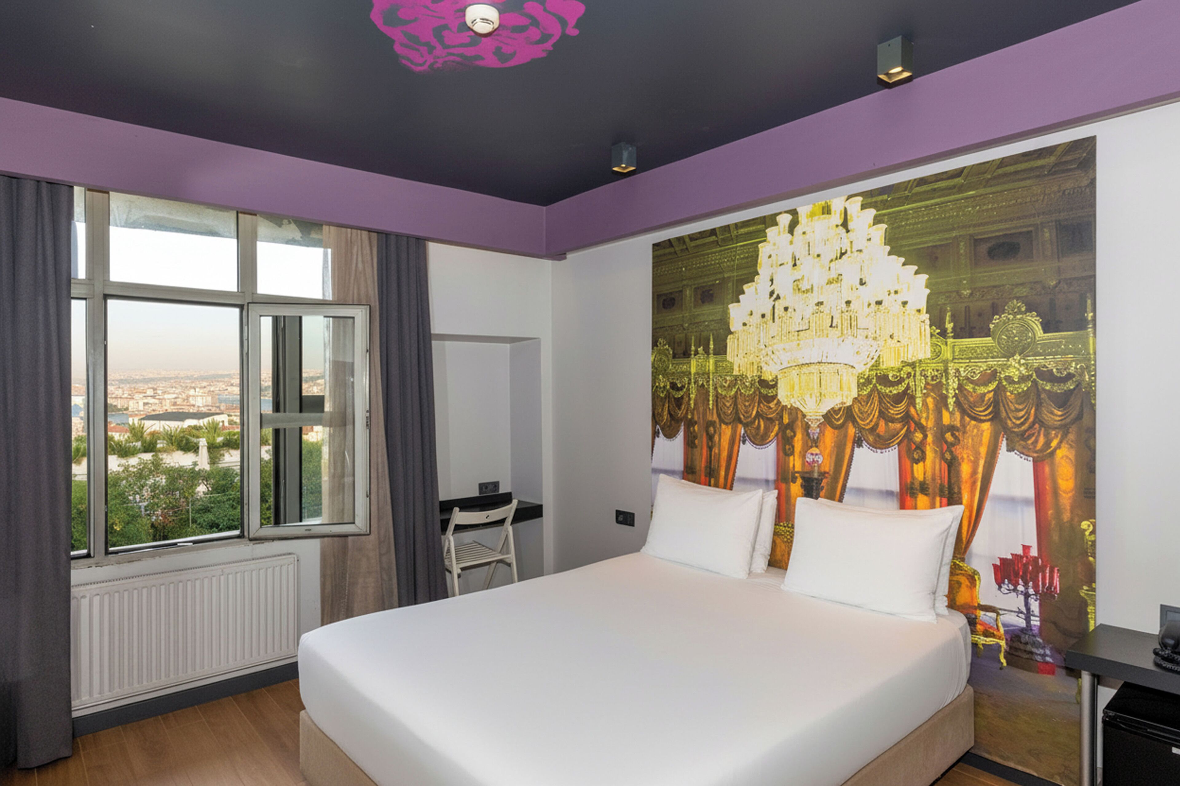 Minibar, caja de seguridad en la habitación y escritorio 