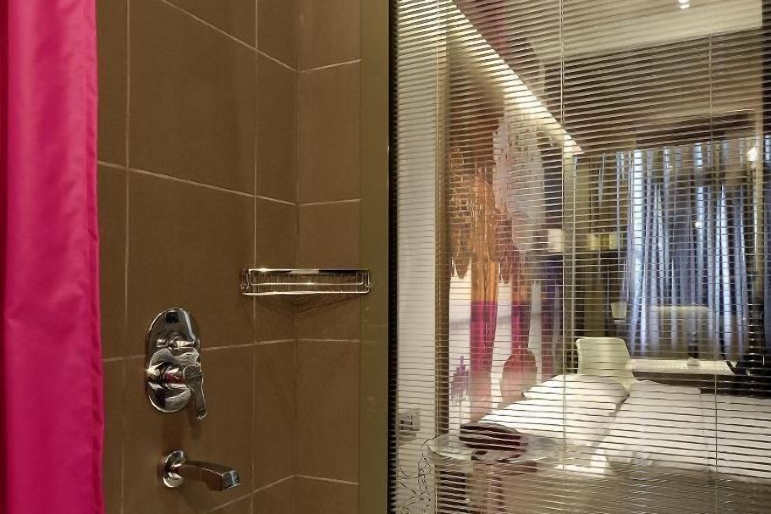 Minibar, safe på rommet, skrivebord og lydisolert