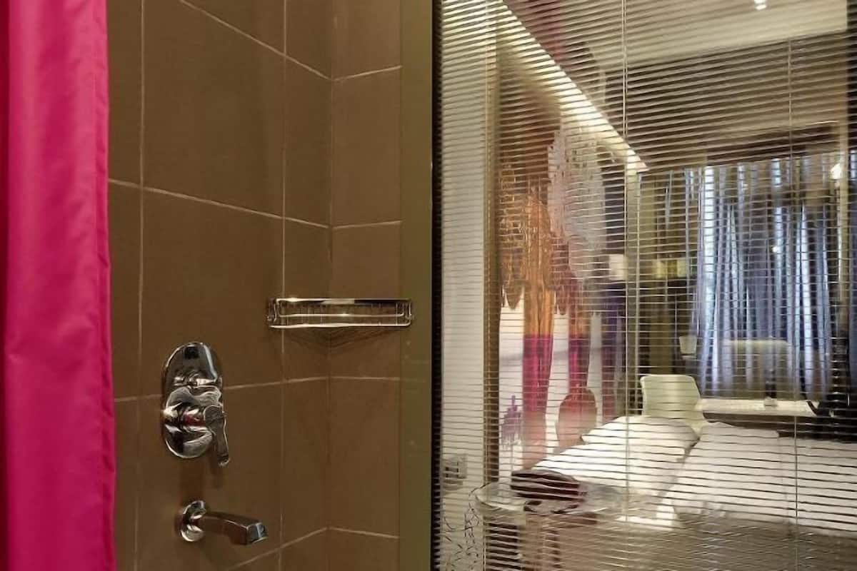 Minibar, safe på rommet, skrivebord og lydisolert