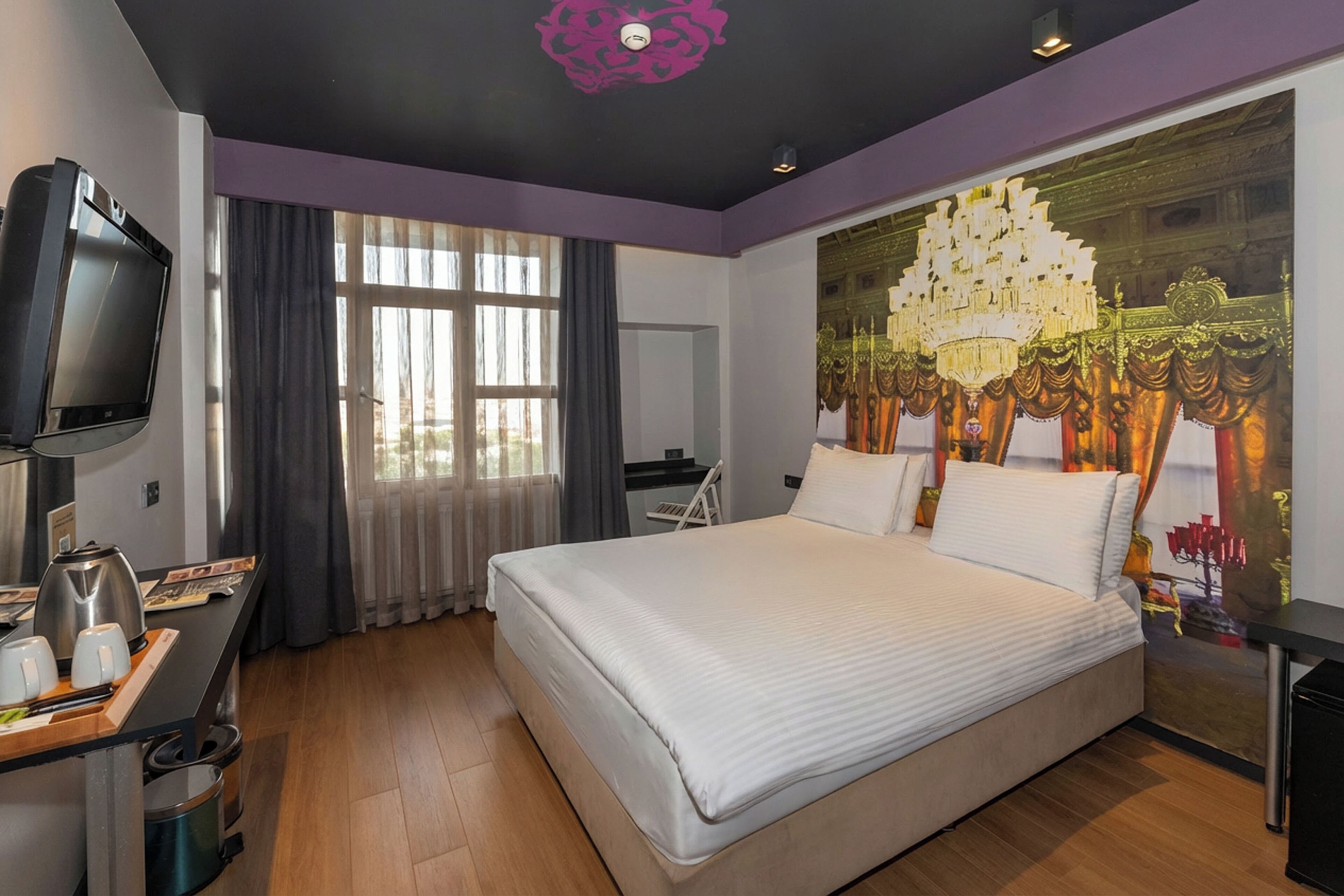 Habitación familiar, 1 habitación | Minibar, caja de seguridad en la habitación y escritorio 