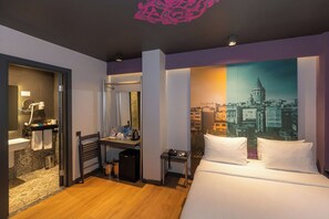 Superior Family Room | Minibar, caja de seguridad en la habitación y escritorio 