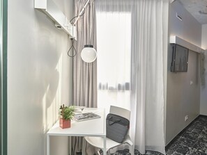 Schreibtisch, Verdunkelungsvorhänge, schallisolierte Zimmer