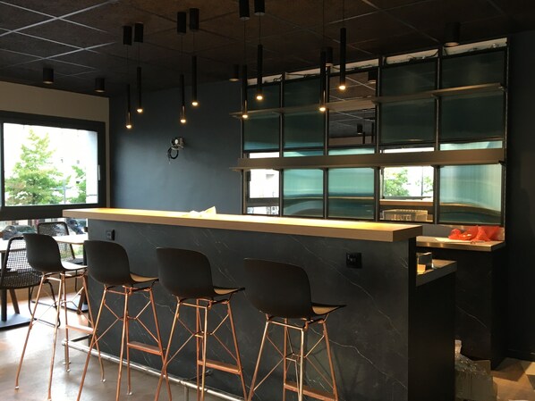 Petit déjeuner buffet (13.50 EUR par personne)