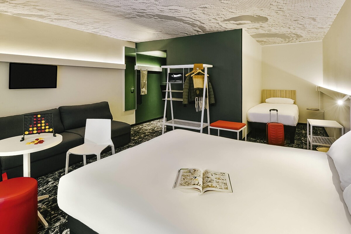 Rom – standard, flere senger | Skrivebord, blendingsgardiner, lydisolert og strykejern/-brett
