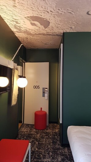 Schreibtisch, Verdunkelungsvorhänge, schallisolierte Zimmer