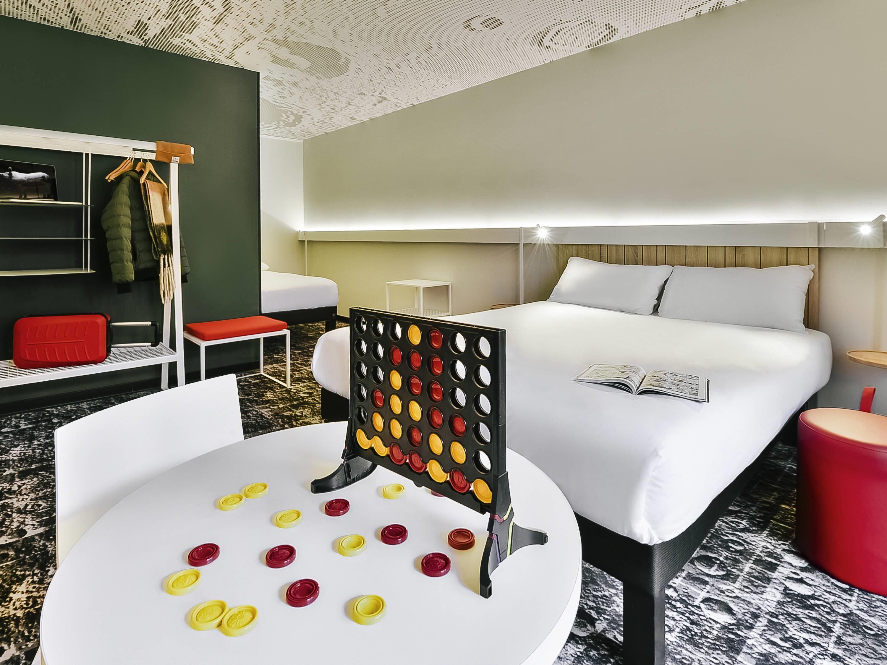 Habitación estándar, varias camas | Escritorio, cortinas blackout y insonorización 