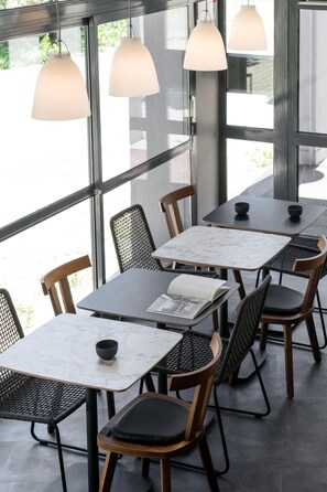 Tägliches Frühstücksbuffet gegen Gebühr