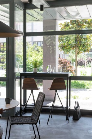 Petit déjeuner buffet (12.90 EUR par personne)