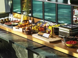 Frukostbuffé varje dag (EUR 13.50 per person)